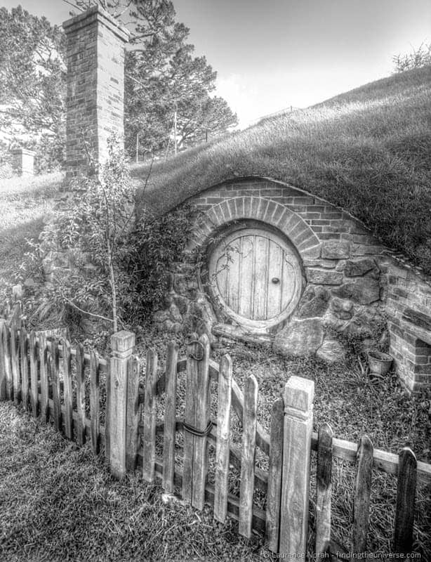 hobbit house with chimney hobbiton new zealand 2